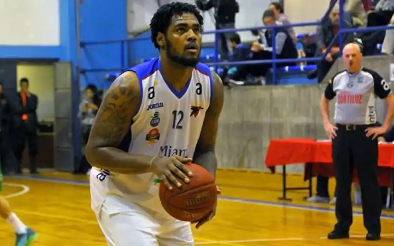 Peñarol contrató al pivot extranjero Ricardo Glenn