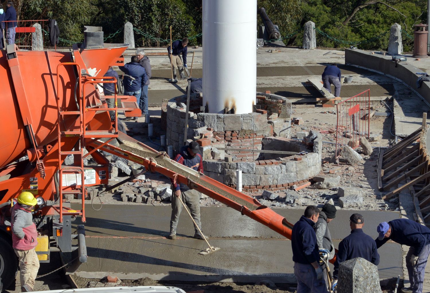 El mástil y las obras en marcha que darán un nuevo aspecto al Parque Independencia.