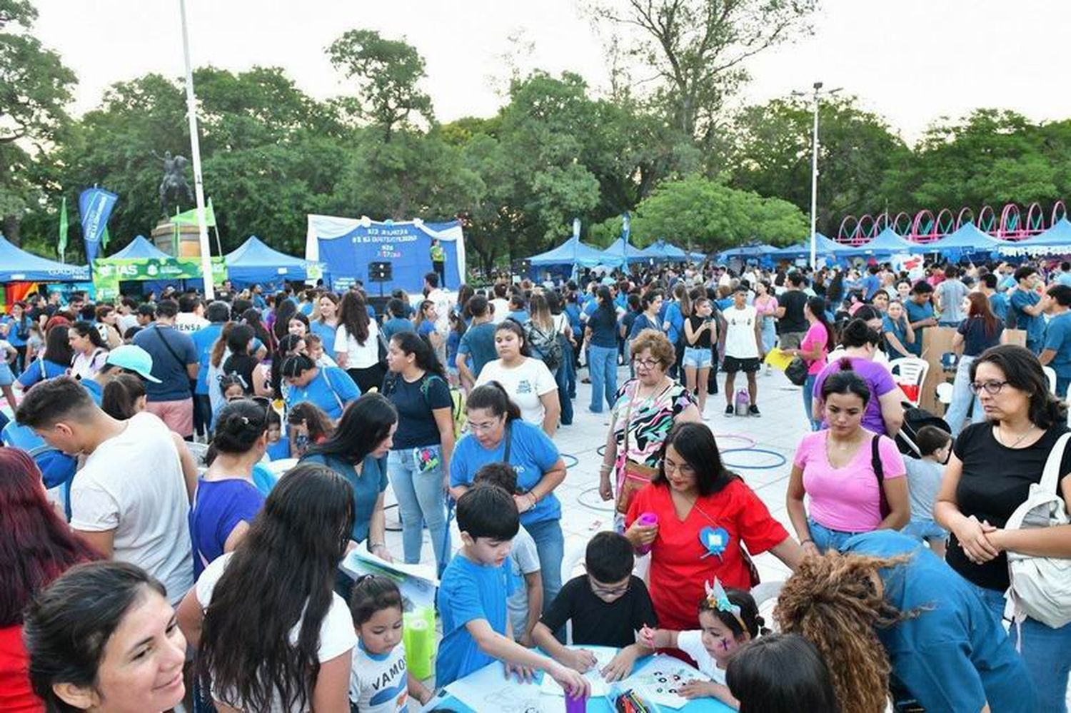 Marea azul para concientizar sobre el autismo