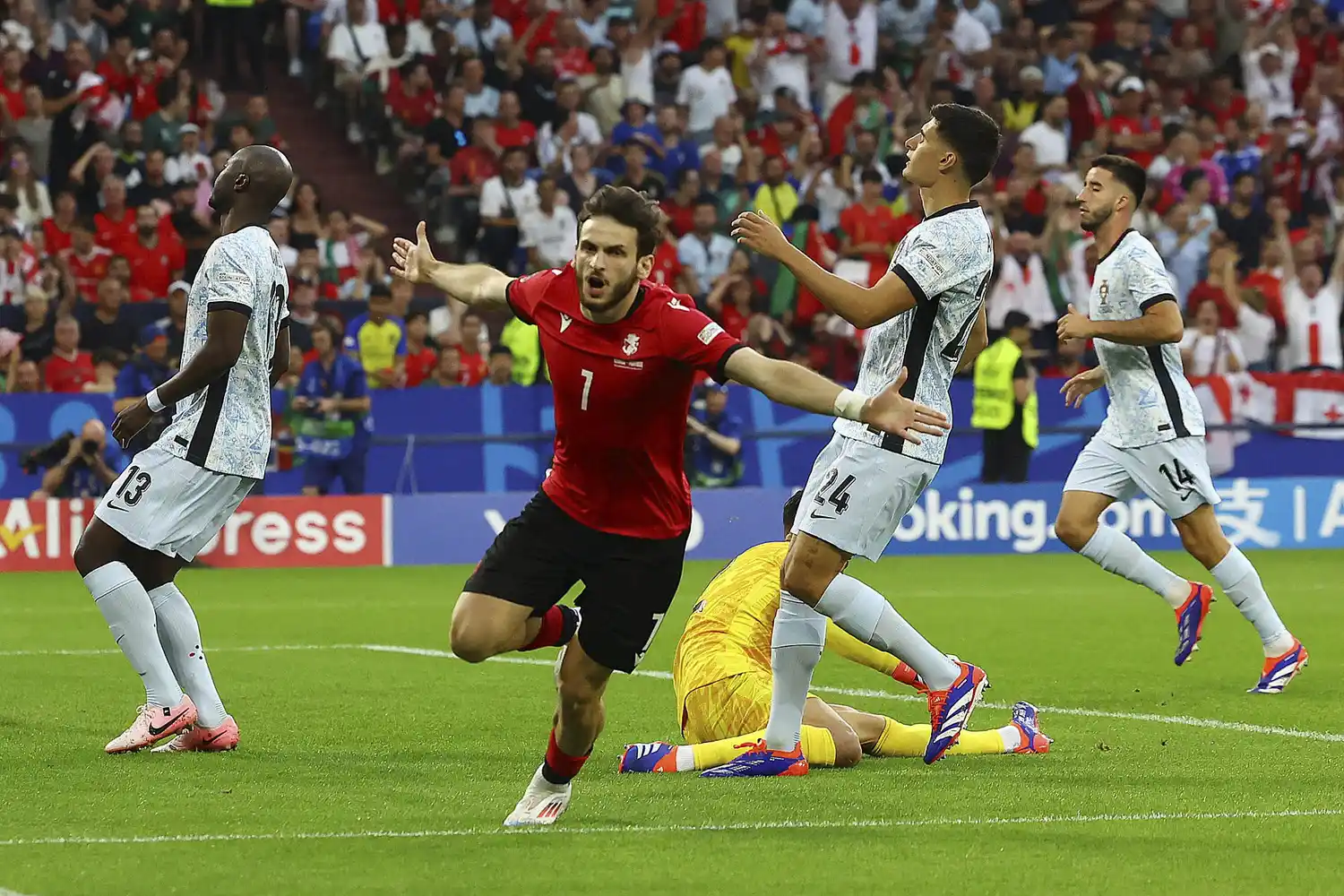 Kvaratskhelia festeja el primer gol de los georgianos.