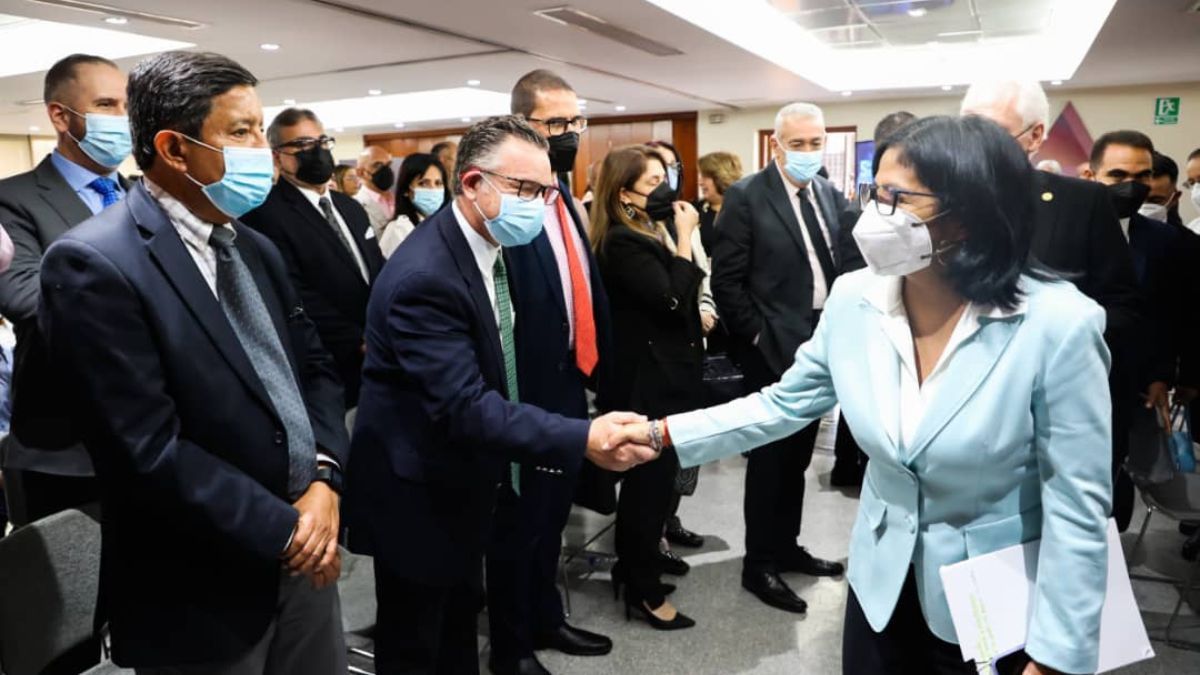 ¡HUMO BLANCO! Delcy Rodríguez se reúne con industriales: prevén crecimiento económico del 6,5 % para 2.023