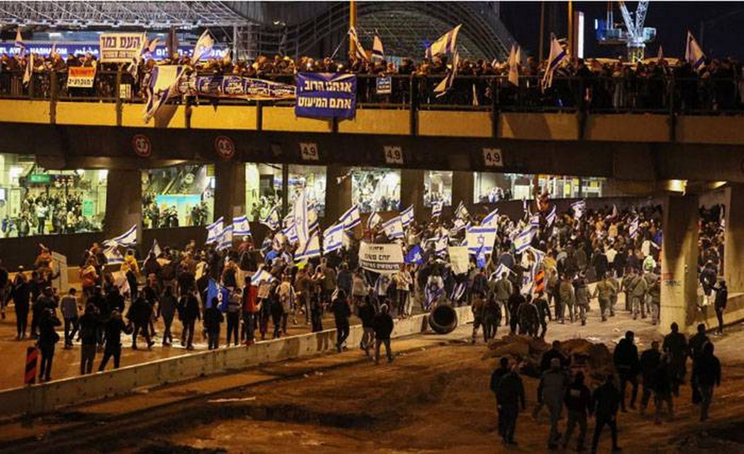 Manifestantes a favor de la reforma judicial  cortan la principal ruta de acceso a Tel Aviv