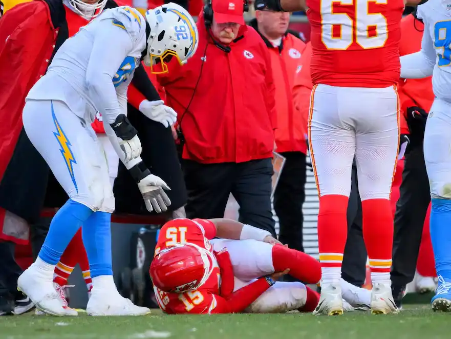 Patrick Mahomes se rompió el ligamento al caer al suelo mientras intentaba mantener vivas las esperanzas de Kansas City de avanzar a la postemporada al final de la derrota por 16-13 ante Los Angeles Chargers.Foto:NFL