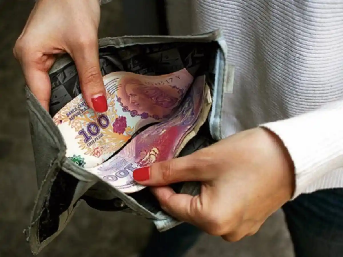 En abril, los sueldos perdieron "por goleada" ante la inflación