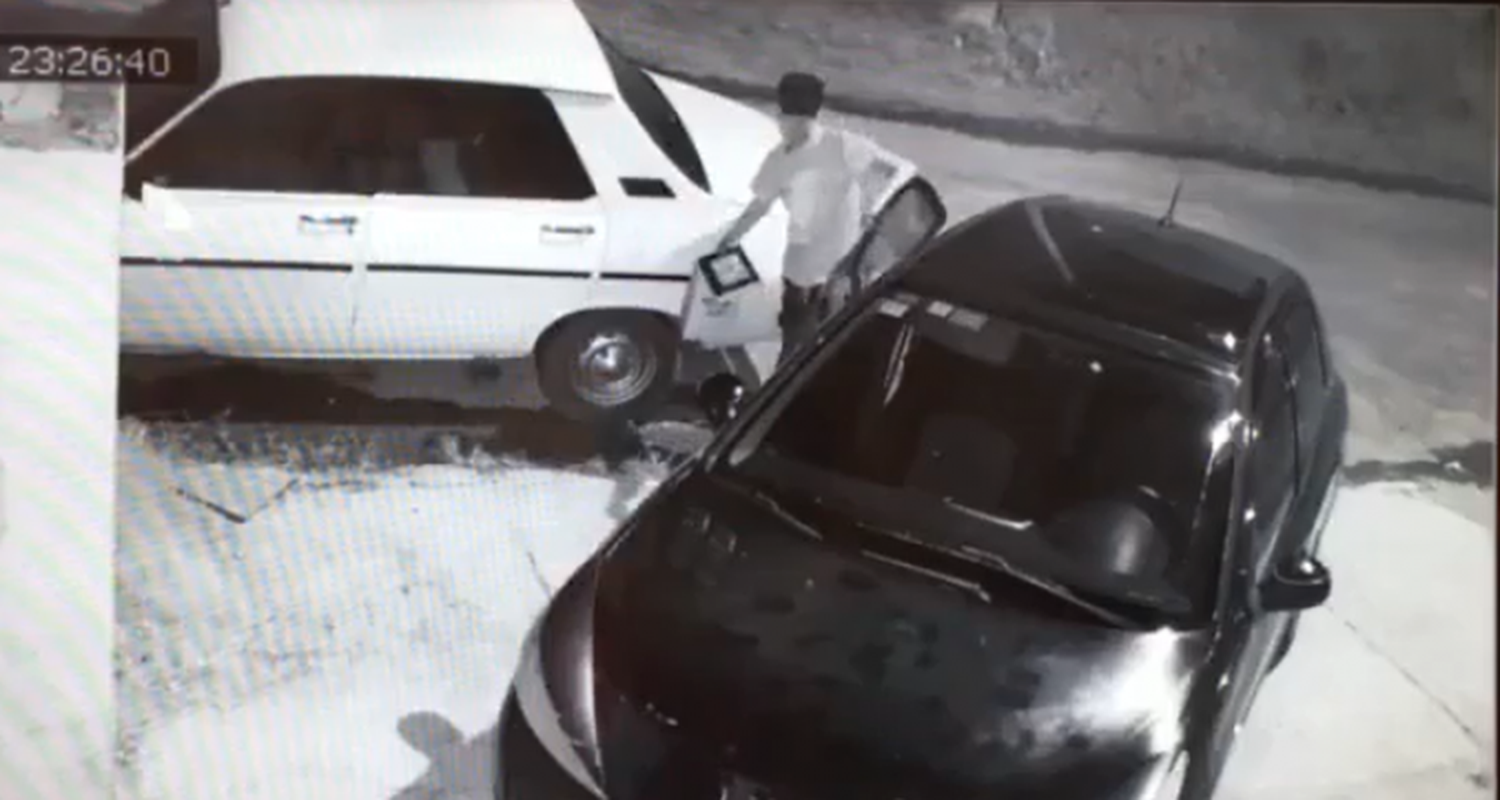 Delincuente abrió la puerta de dos autos y se llevó los regalos de Navidad de una familia