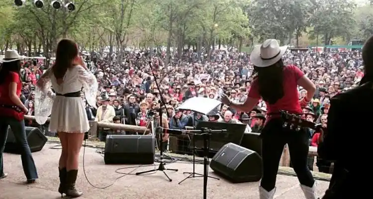Una multitud en la segunda jornada del San Pedro Country Music Festival