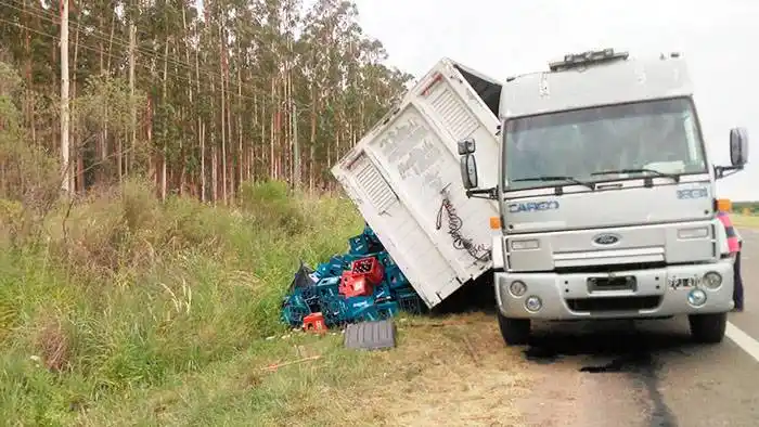 Un camión volcó cajones de cervezas que transportaba sobre la Autovía 14