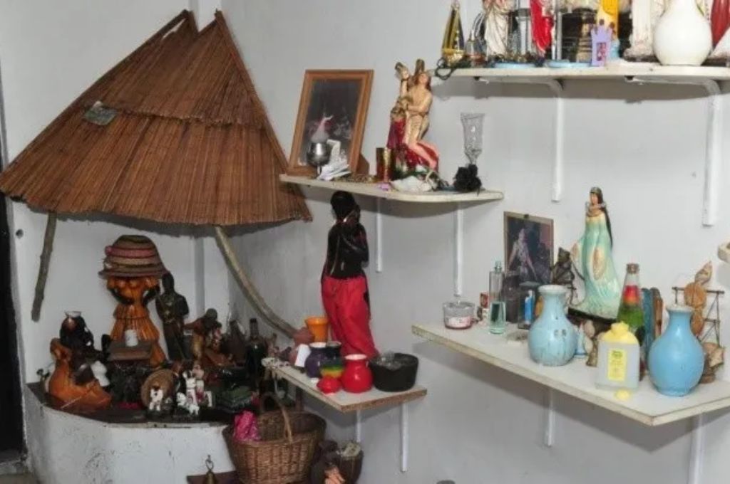 Acusan a un hombre fanático umbanda de asesinar a su madre a golpes