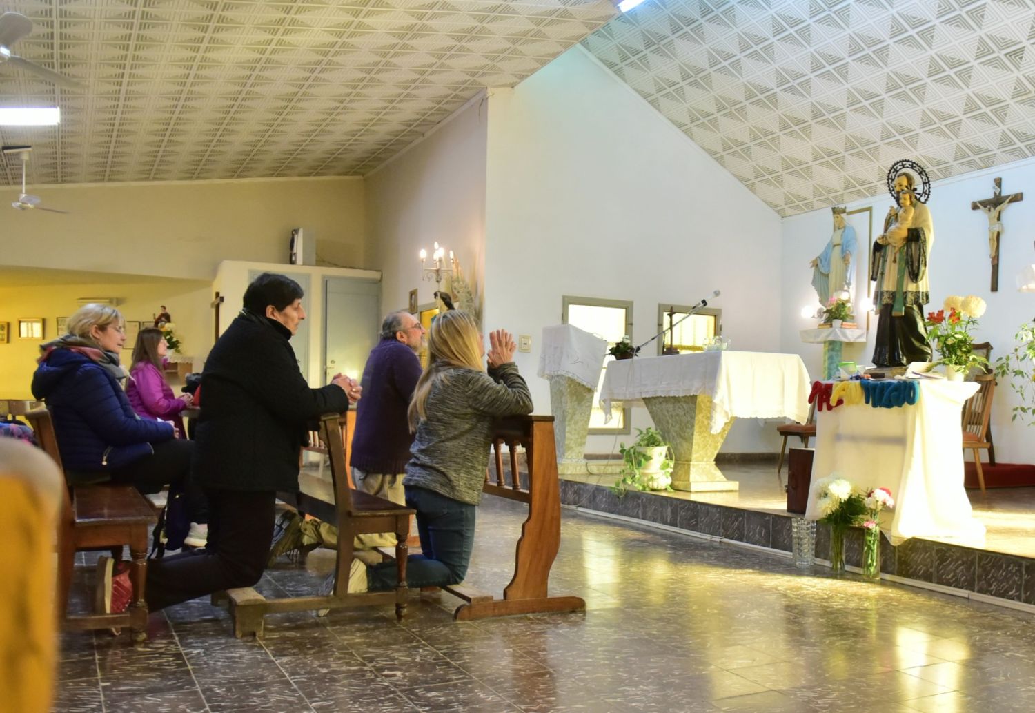 Fieles en la capilla San Cayetano, en San Francisco.