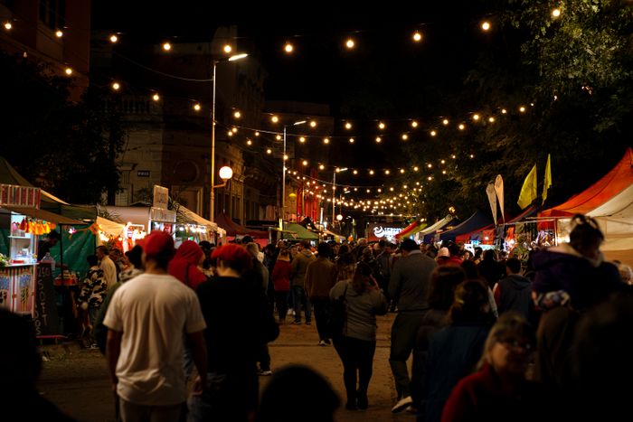 FIESTA DE LA NARANJA EN CALLE PELLEGRINI