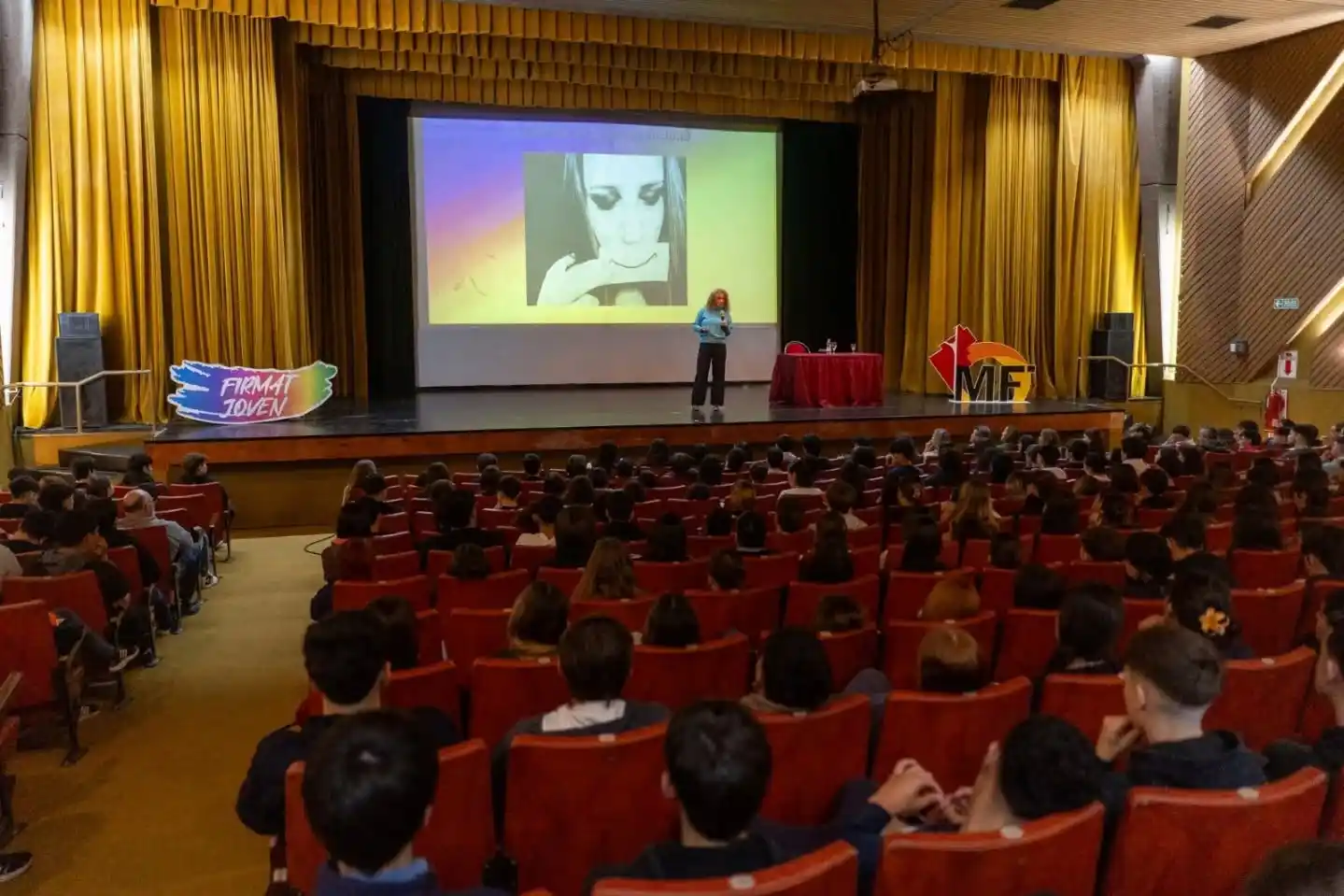 La sala estuvo colmada de jóvenes.