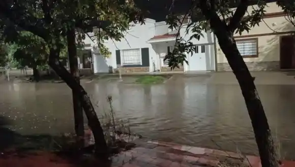 Otra vez la lluvia complica a Bahía Blanca, hay 18 evacuados y calles anegadas: "Sigamos Unidos", dijo Susbielles