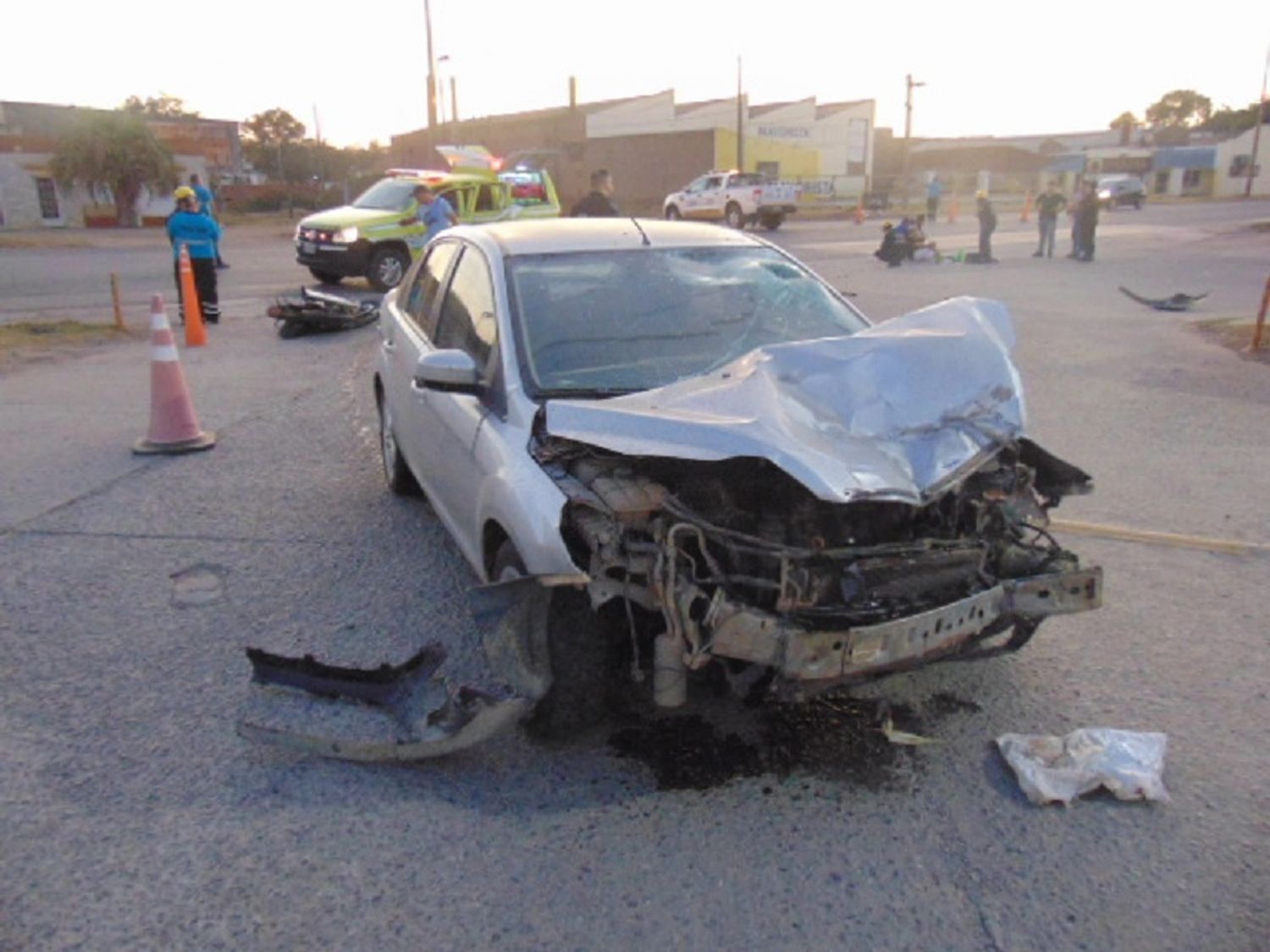 Fuerte accidente entre auto y moto, con dos heridos, en ruta 8