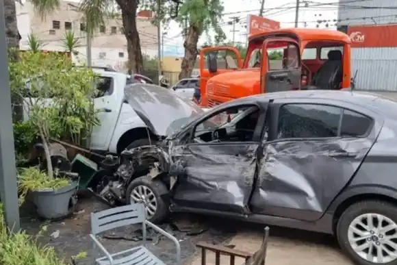 VIDEO| Un camión fuera de control arrasó con cuatro vehículos y un ciclista se salvó de milagro