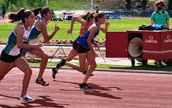 Destacada labor de jóvenes de la Escuela Municipal de Atletismo