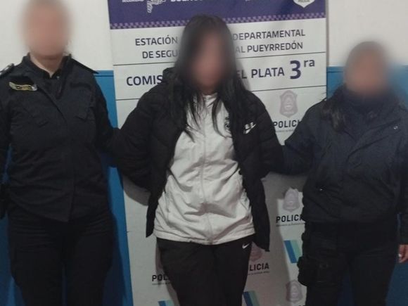 Una joven de 18 años agredió a su pareja, de 36, y su madre se enteró de la relación en la comisaría