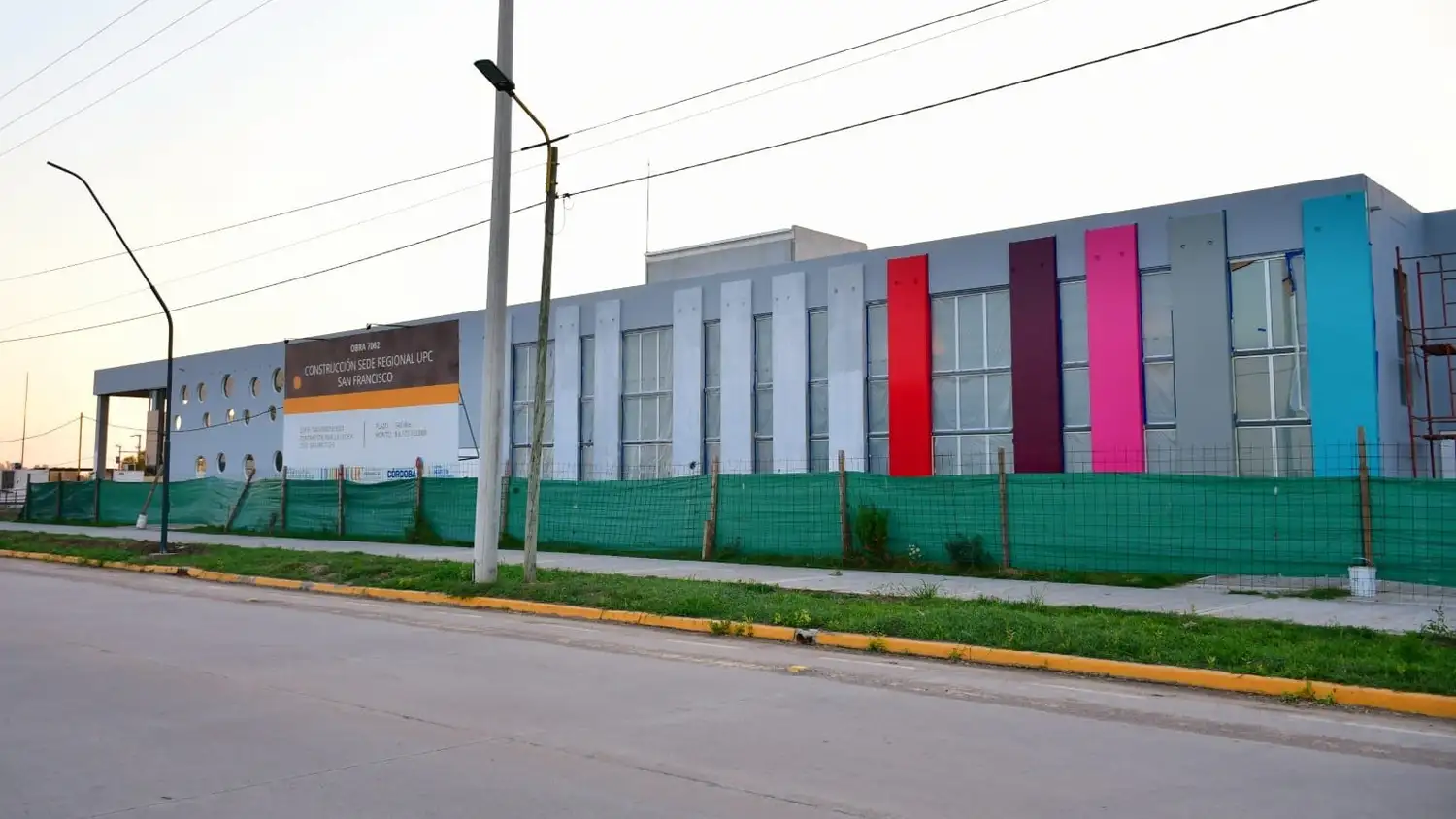 La obra está emplazada en avenida De la Universidad esquina Rosario de Santa Fe