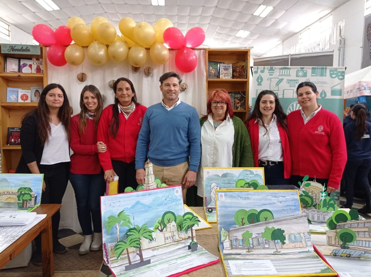 El intendente Lattanzi visitó y recorrió la muestra literaria. Foto: Gentileza.