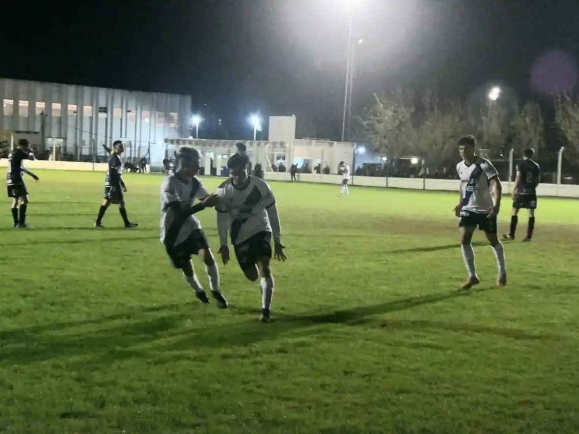 El Lobo goleó 6 a 1 a Quilmes. Foto: @clubbenhur ·