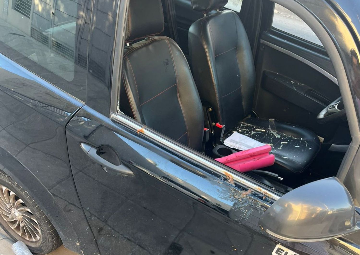 Así quedó el auto tras el robo.
