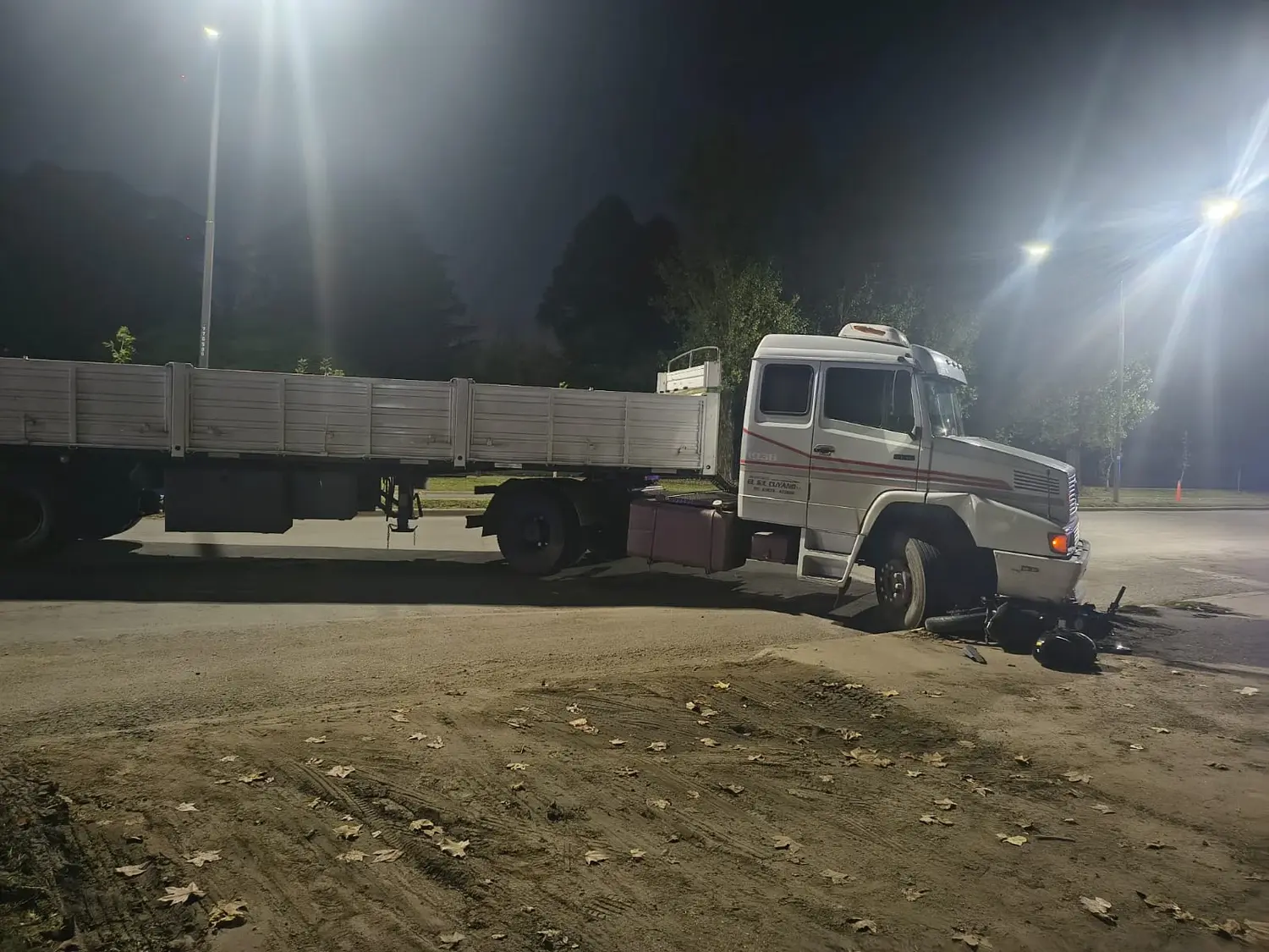 El conductor de una moto sufrió heridas luego de chocar contra un camión en la zona oeste