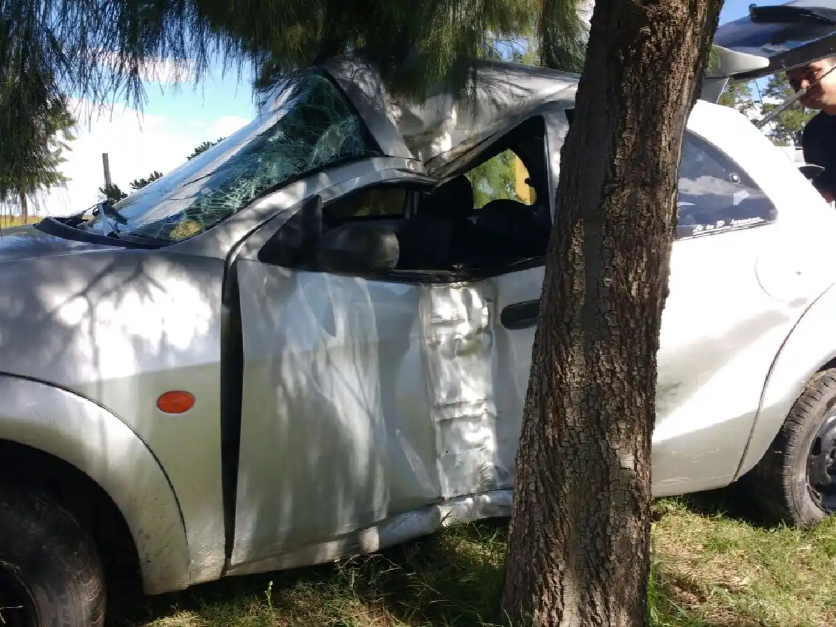 Automovilista con graves lesiones al chocar contra un árbol