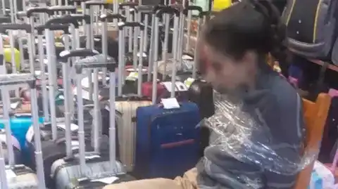 La mujer fue atrapada por los empleados del local