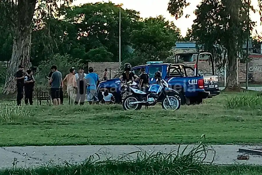 Un menor de edad de 15 años quedó inconsciente luego de que lo cascotearan