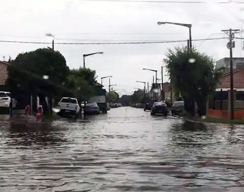 Lluvia, cortes de luz y calles anegadas