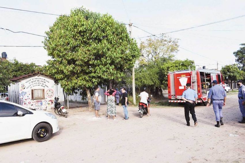 Bomberos rescataron a un hombre del interior de una vivienda que se estaba incendiando