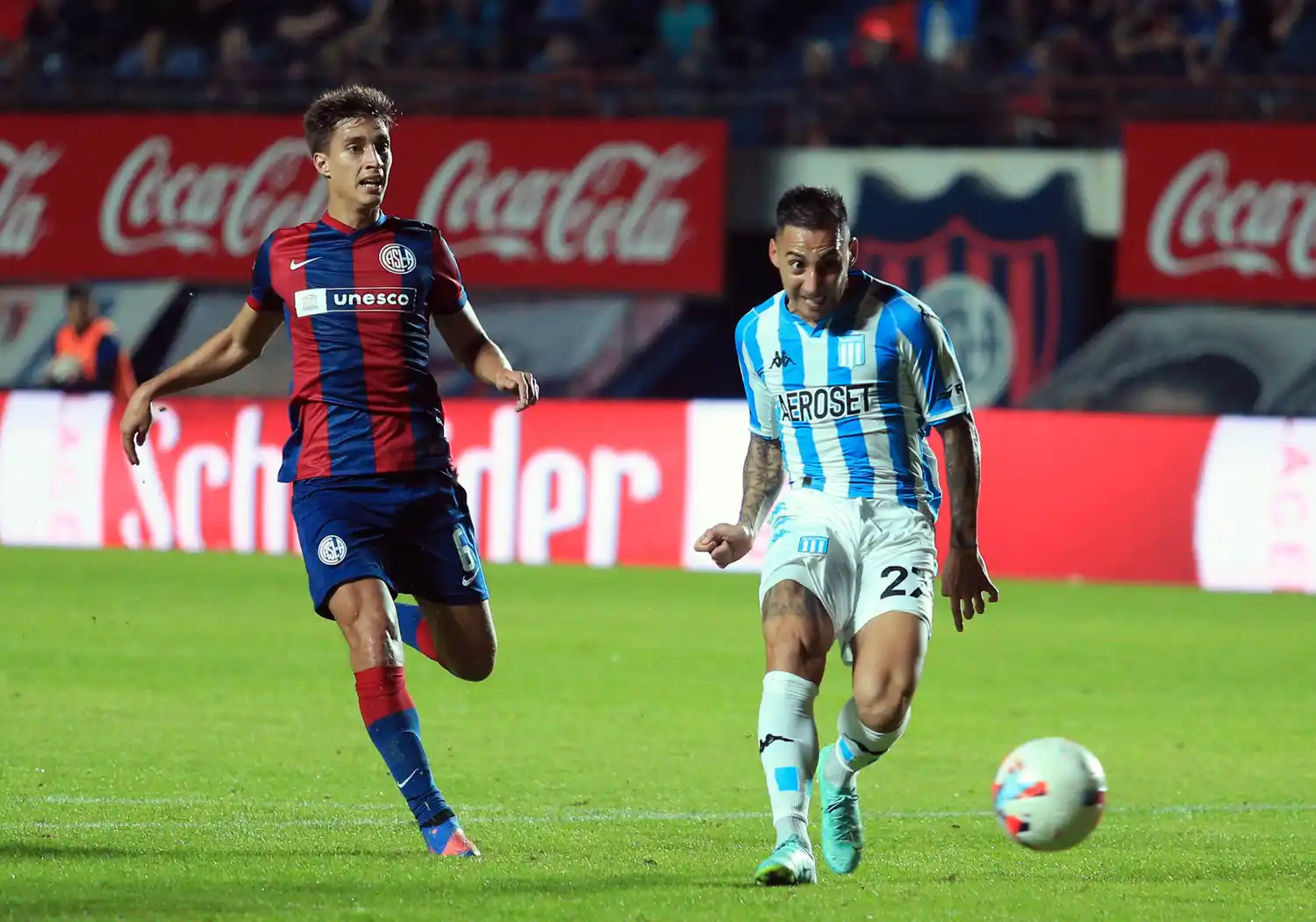 Gattoni no llega a evitar que Correa abra el marcador.