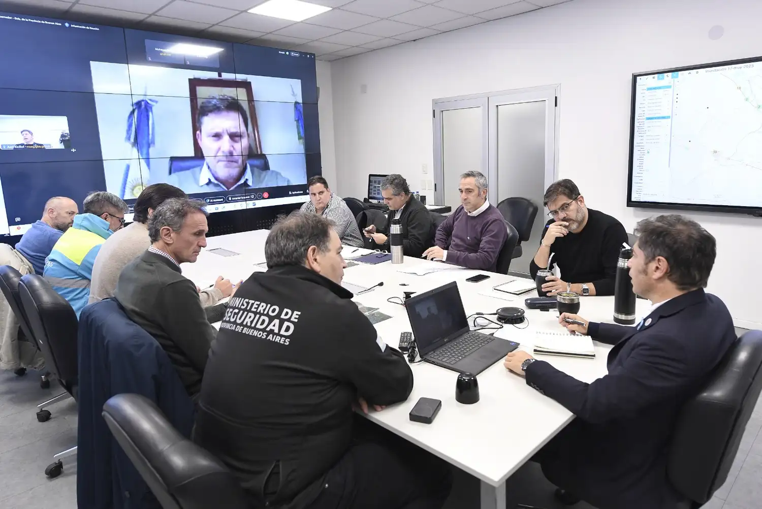 Kicillof y funcionario articulando acciones con los intendentes desde el Comité de Emergencias en Puente 12.