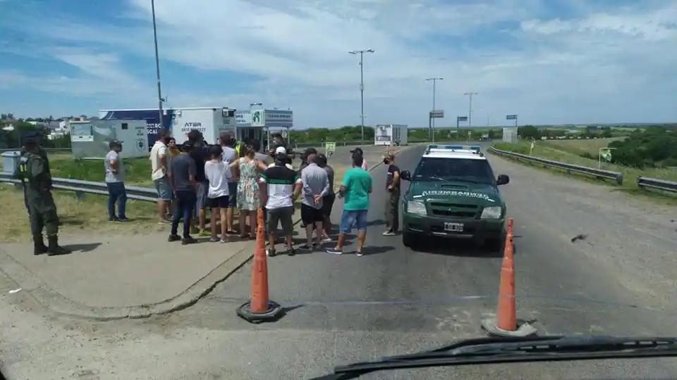 Pescadores cortan el puente Rosario a Victoria por tiempo indeterminado
