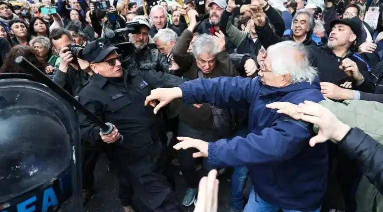 La policía reprimió la marcha que hicieron en el Congreso los jubilados contra el veto de Javier Milei