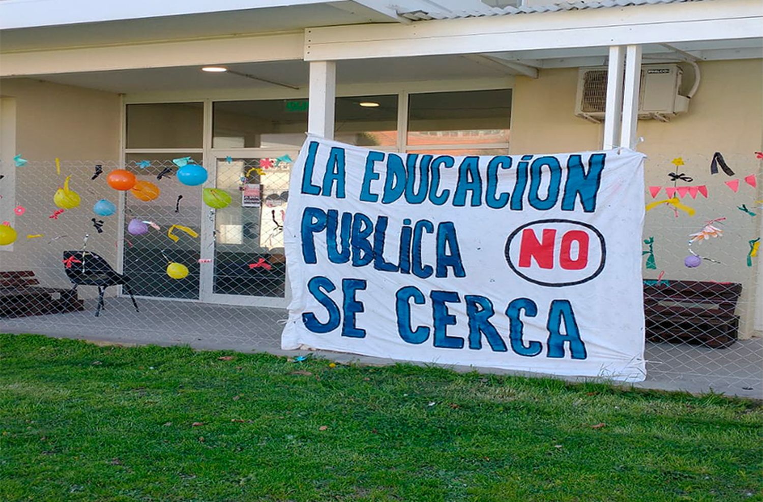 Estudiantes de medicina retiraron el cerco que les impedía pasar al patio del INE