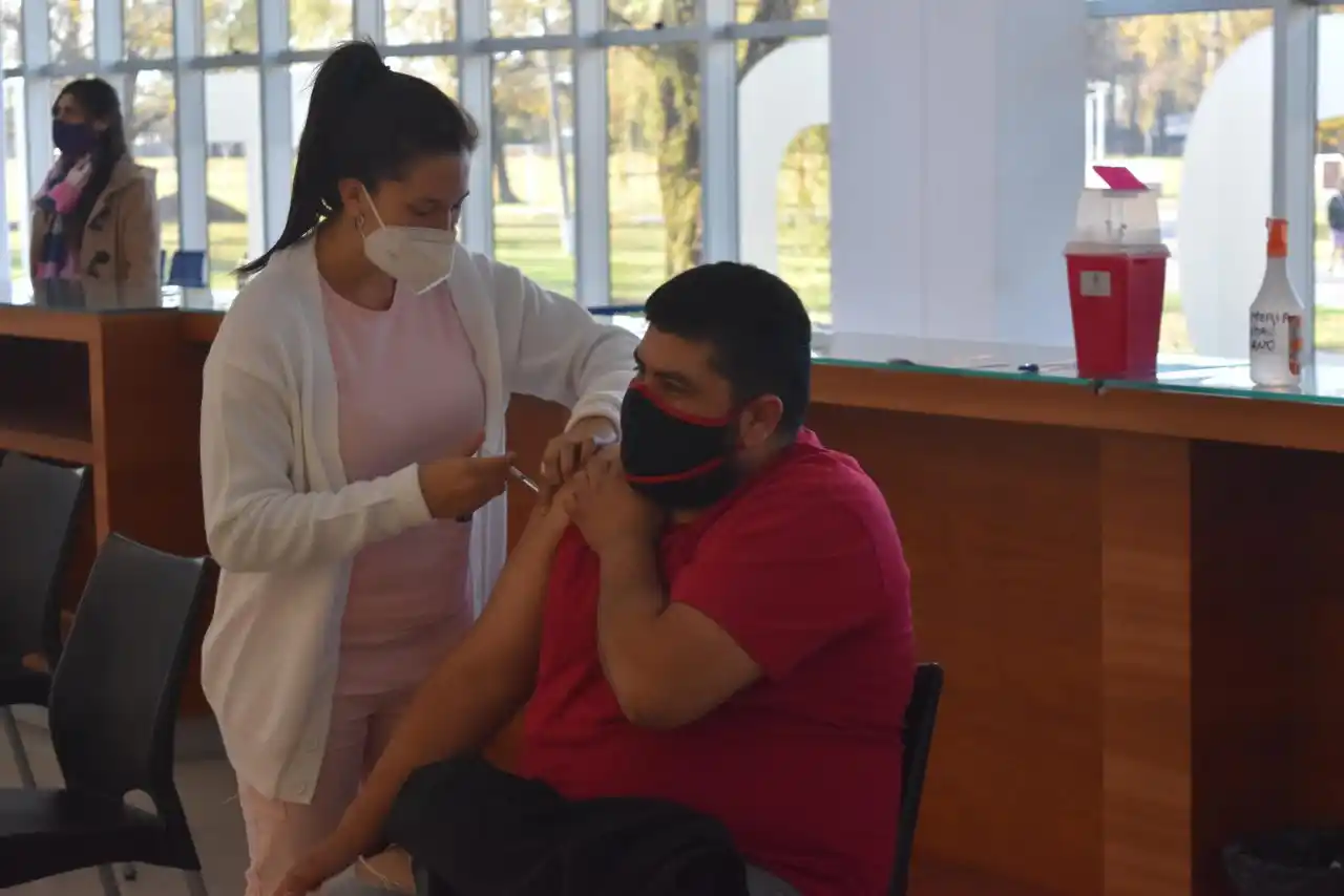 Personas mayores de 30 años reciben la primera dosis de la vacuna contra el Covid-19