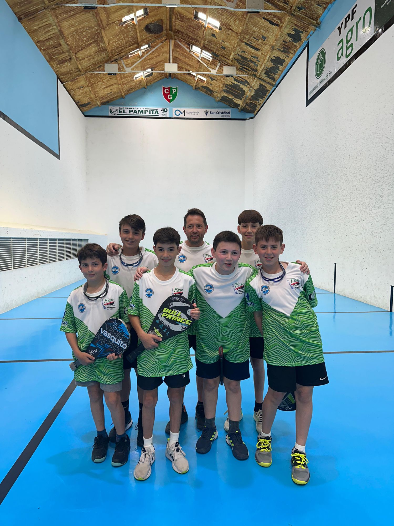 Los chicos gualeguayenses que viajaron al Argentino Infantil de Córdoba. Desde el seno del Club Pelota hay deseos y éxitos, saludos para todos los convocados y se estará pendiente de la actuación en este certamen nacional.