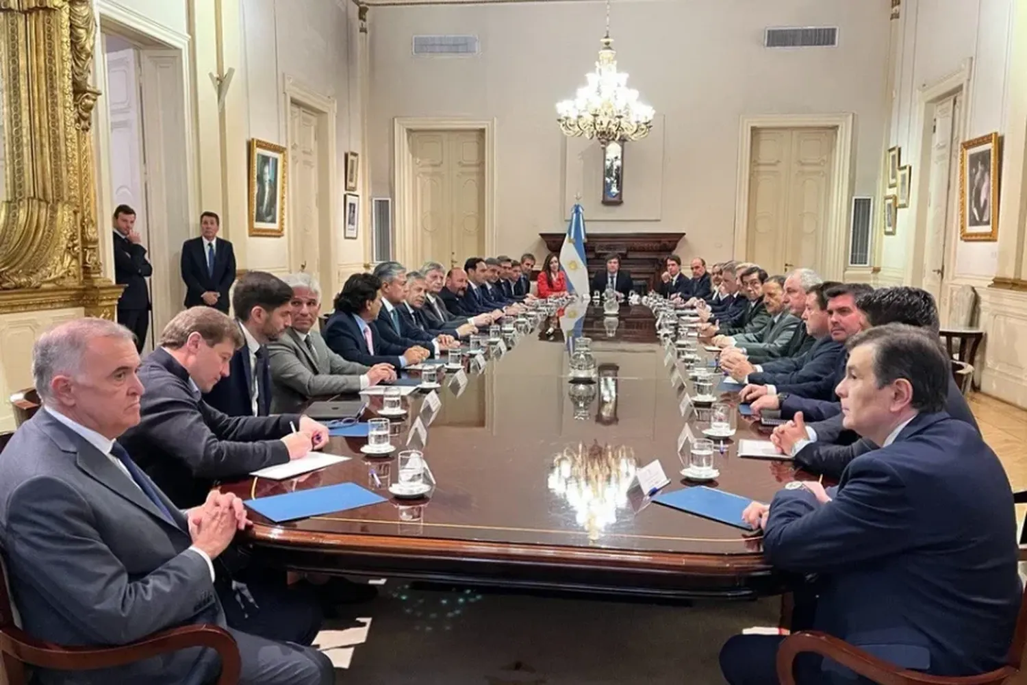 Ya están reunidos  Milei, sus ministros y los gobernadores