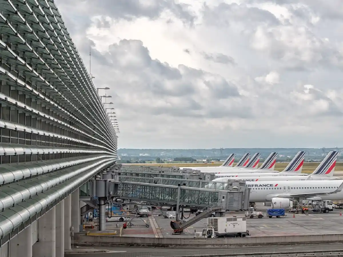 Francia impone el pase sanitario en el transporte de larga distancia