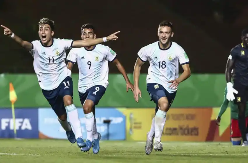 Argentina venció a Camerún y dio una gran paso en busca de los octavos de final