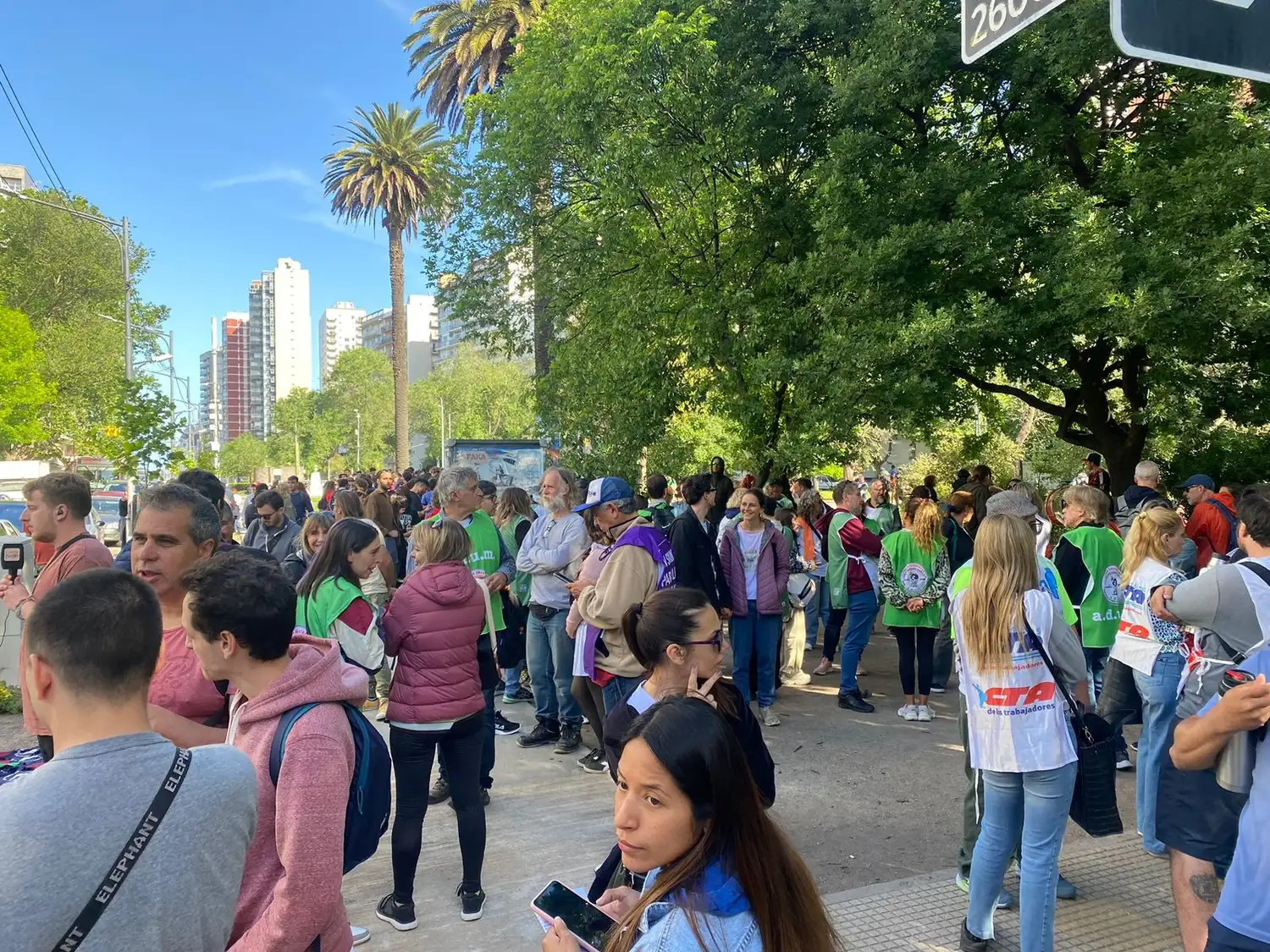 Los distintos sectores se concentraron en la sede del Rectorado de la Universidad local.