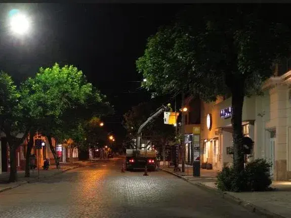 La Municipalidad de Rafaela avanzó con la instalación de nuevas luminarias LED en diversos barrios