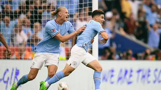 Julián Álvarez debutó con gol en Manchester City pero perdió ante Liverpool en la Community Shield