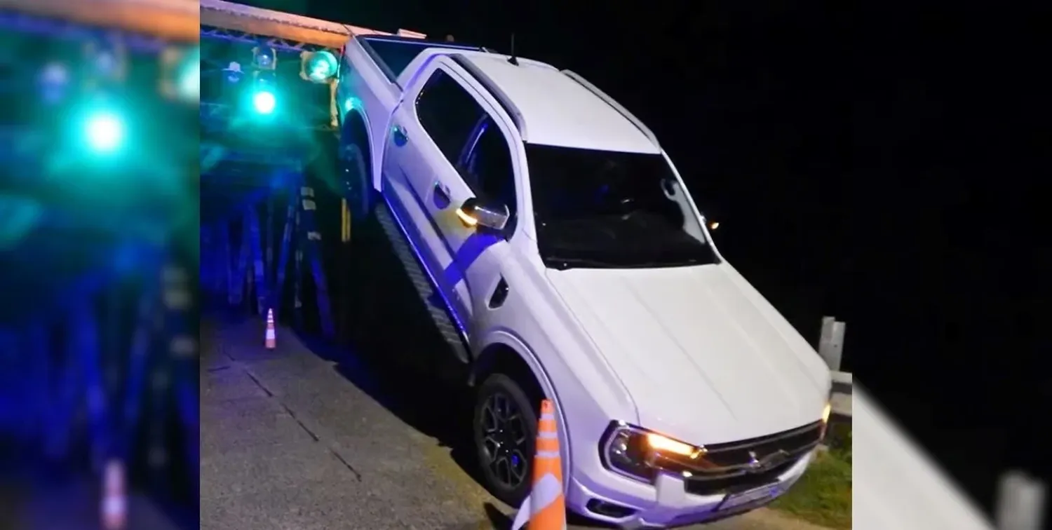 Un conductor terminó con su camioneta sobre la baranda del puente.