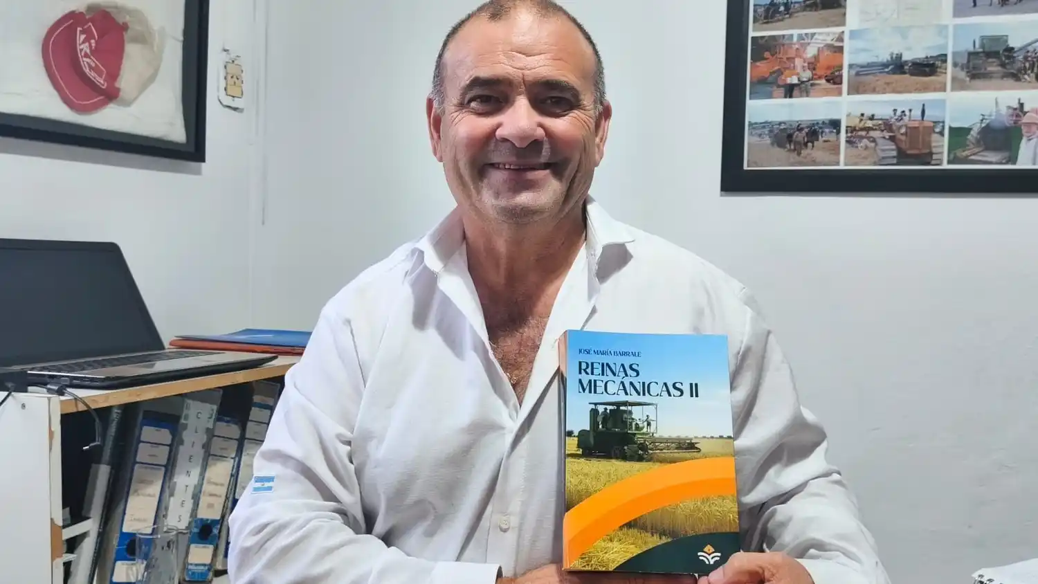José María Barrale posó con su libro Reinas Mecánicas II, la obra con la que continuó recuperando historias de fabricantes y trabajadores de la maquinaria agrícola argentina.