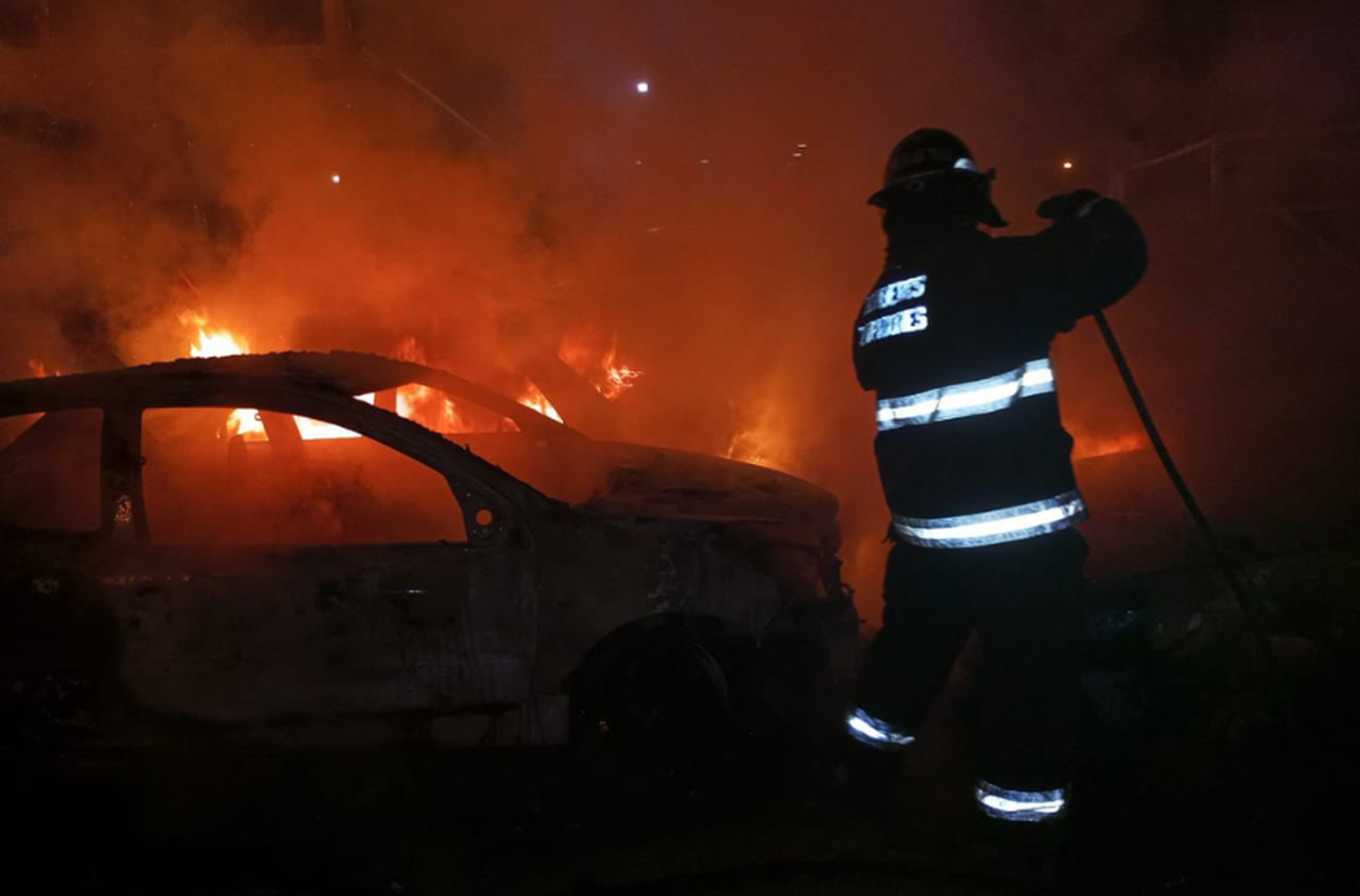 Incendiaron cuatro vehículos estacionados frente a una comisaría de zona oeste