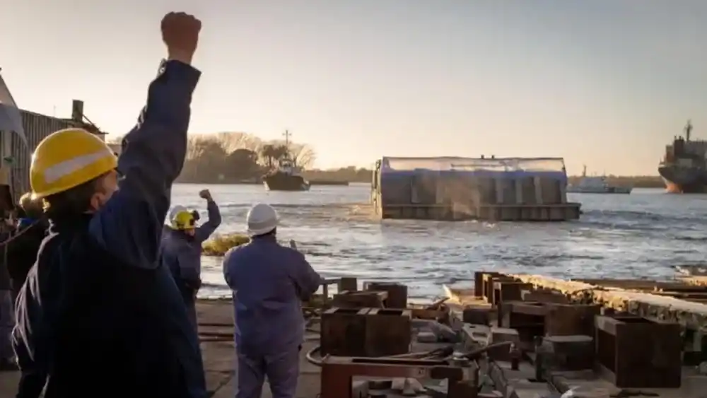 Un grupo de trabajadores en el puerto.