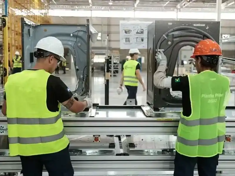 Según informó la compañía, la decisión responde a una caída en las ventas por la crisis económica y por la apertura de importaciones.