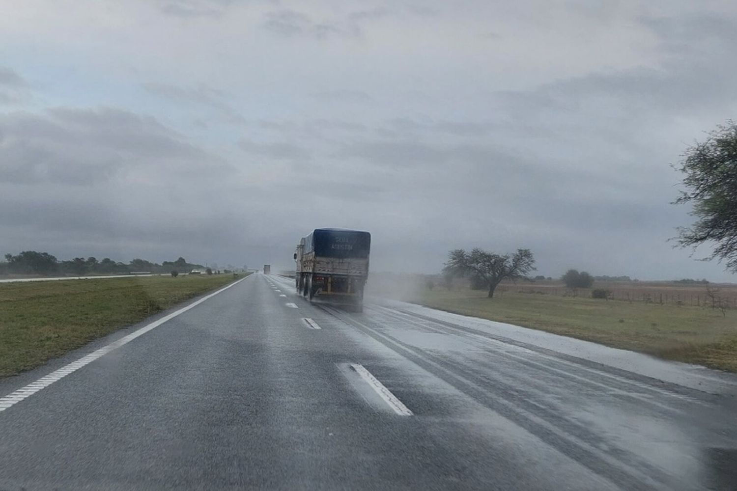 Complicaciones en el tránsito de la autopista Rosario-Buenos Aires por las lluvias intensas