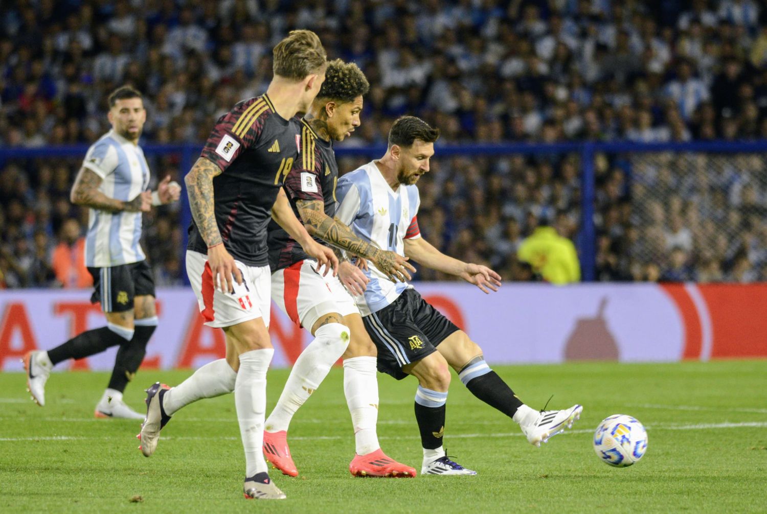 Tras la caída ante Paraguay, Argentina le ganó a Perú por 1 a 0